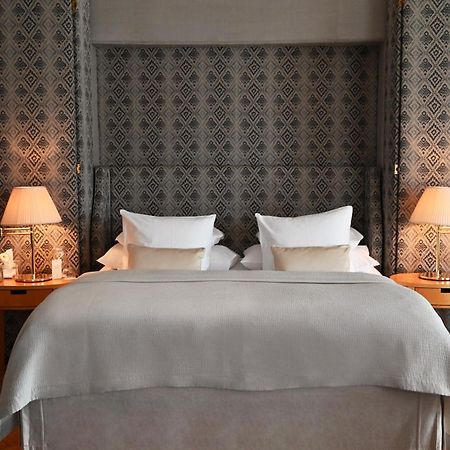 โรงแรมดิโพลแมต สต็อกโฮล์ม ภายนอก รูปภาพ A bed with a headboard