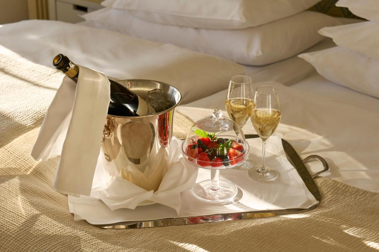 โรงแรมดิโพลแมต สต็อกโฮล์ม ภายนอก รูปภาพ Room service