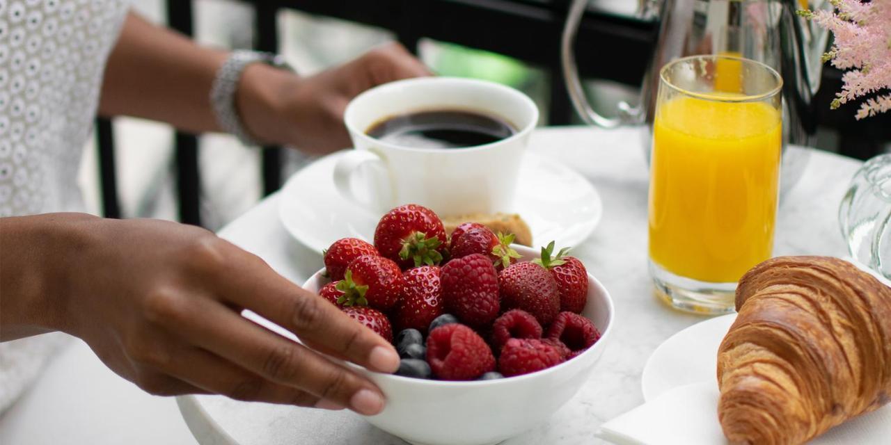 โรงแรมดิโพลแมต สต็อกโฮล์ม ภายนอก รูปภาพ A breakfast with fruit