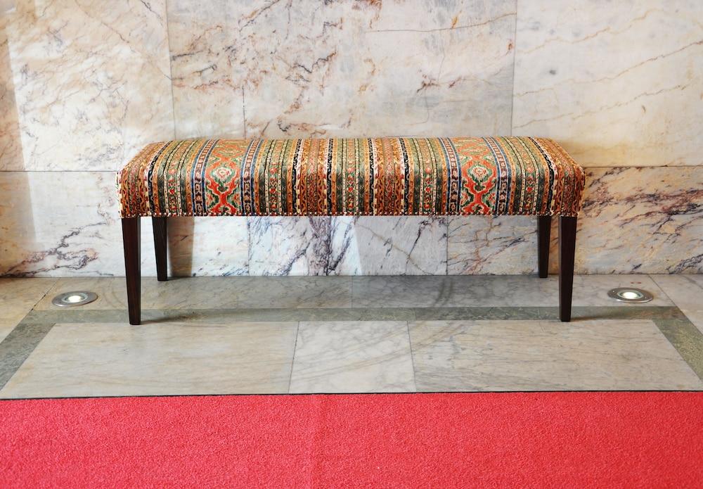 โรงแรมดิโพลแมต สต็อกโฮล์ม ภายนอก รูปภาพ A bench in the lobby of the National Museum of the United States Army