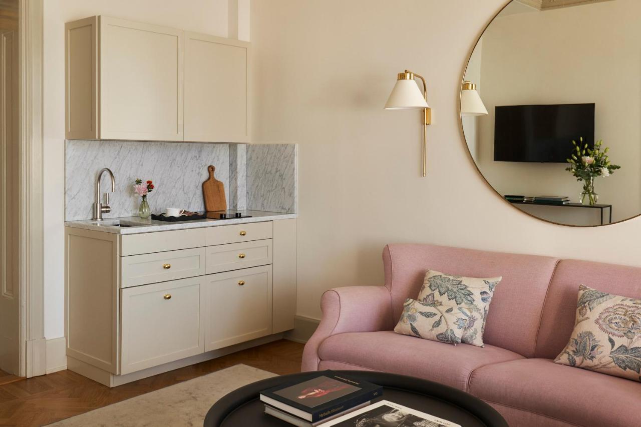 โรงแรมดิโพลแมต สต็อกโฮล์ม ภายนอก รูปภาพ A kitchenette in a hotel