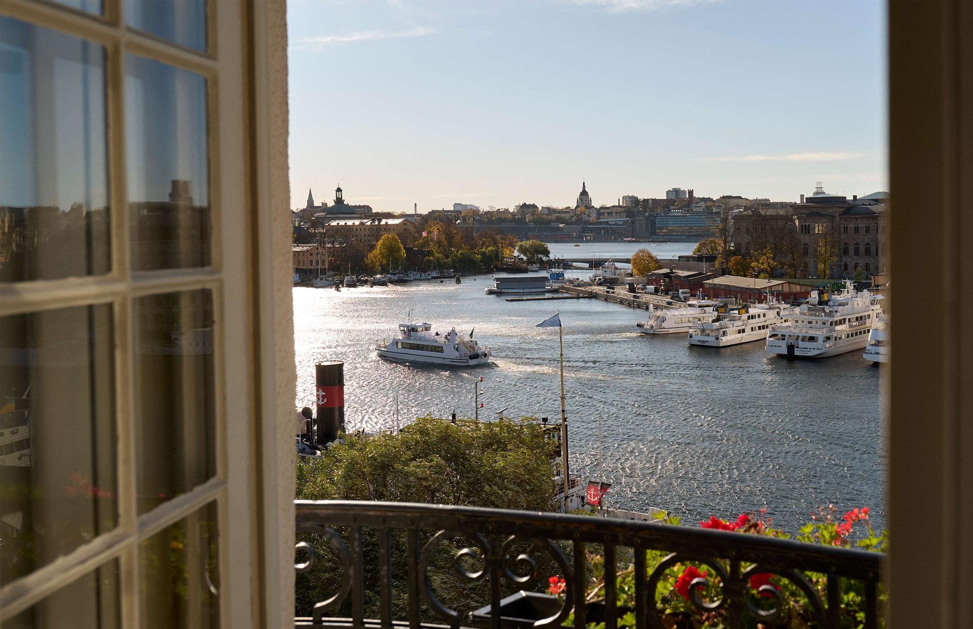 โรงแรมดิโพลแมต สต็อกโฮล์ม ภายนอก รูปภาพ View of the River Thames from the window of the hotel