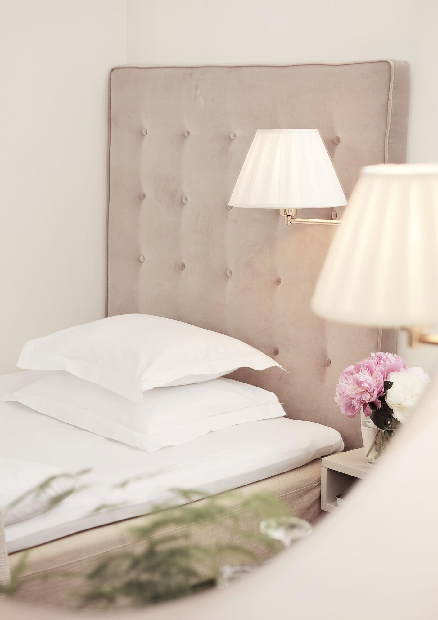 โรงแรมดิโพลแมต สต็อกโฮล์ม ภายนอก รูปภาพ A bed with a headboard