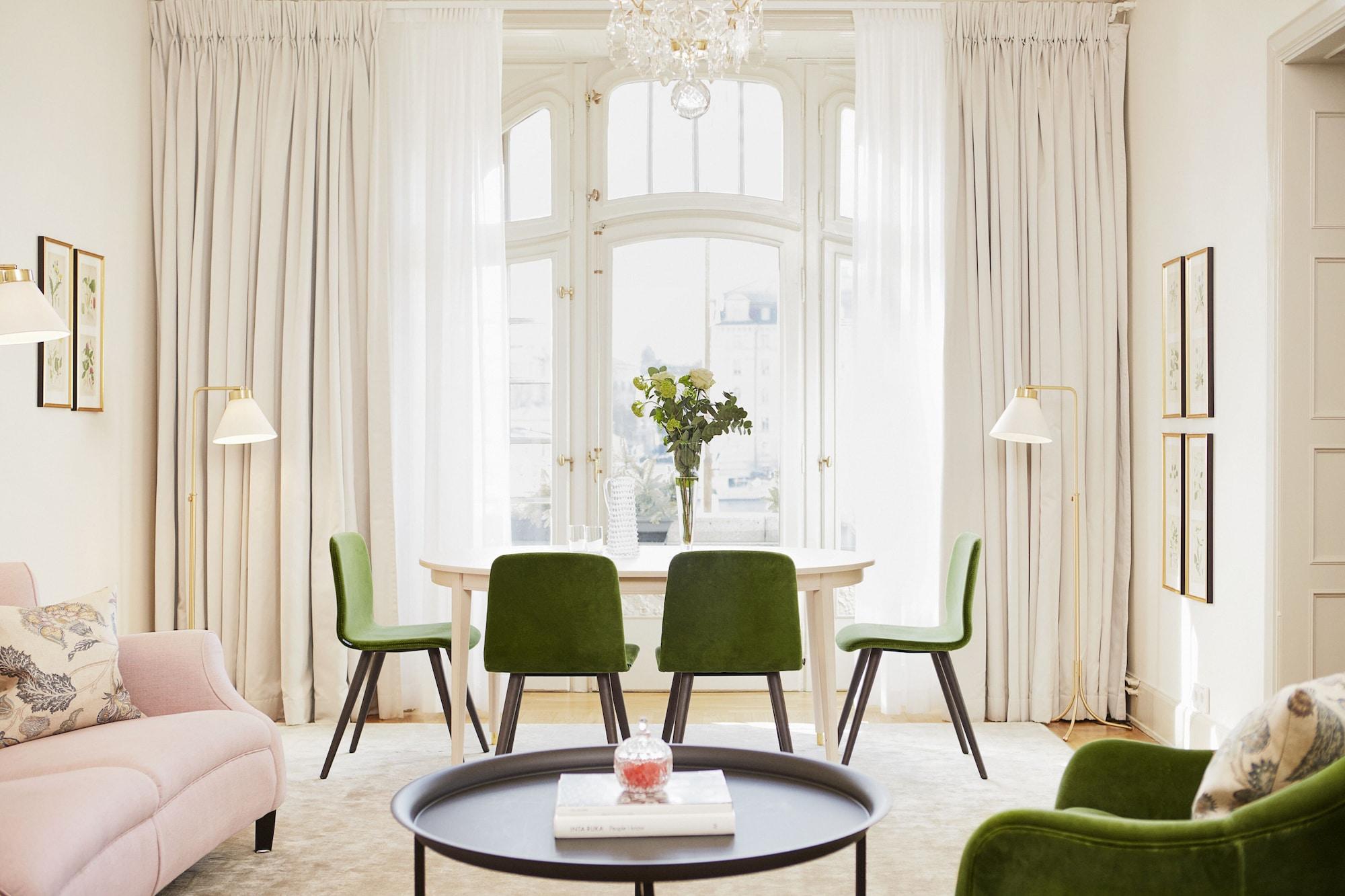 โรงแรมดิโพลแมต สต็อกโฮล์ม ภายนอก รูปภาพ A living room with curtains