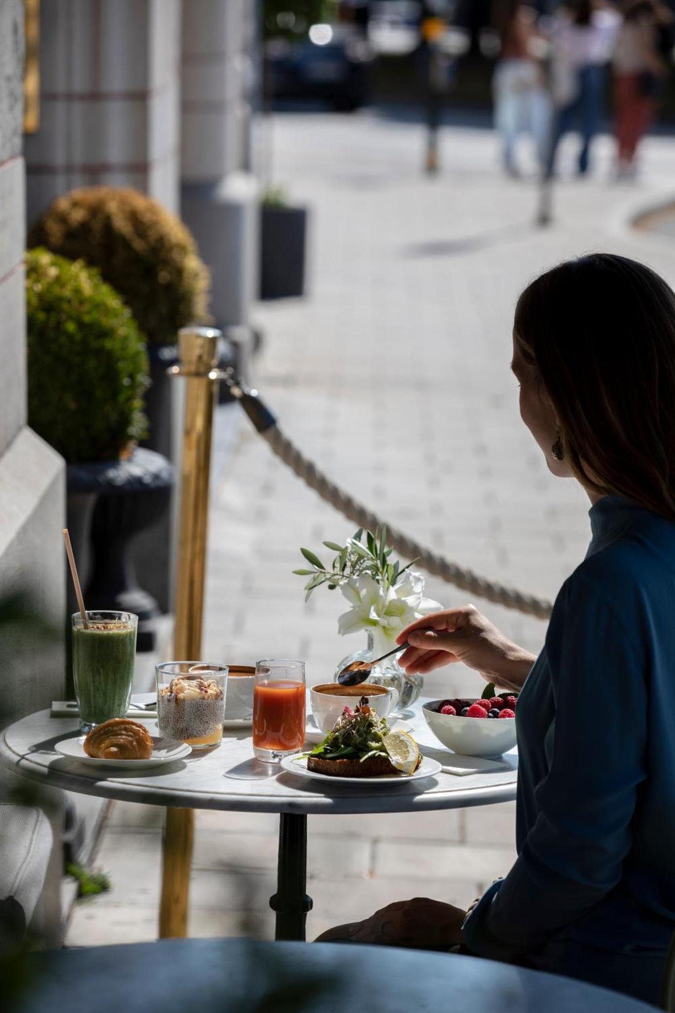 โรงแรมดิโพลแมต สต็อกโฮล์ม ภายนอก รูปภาพ A woman tasting a smoothie