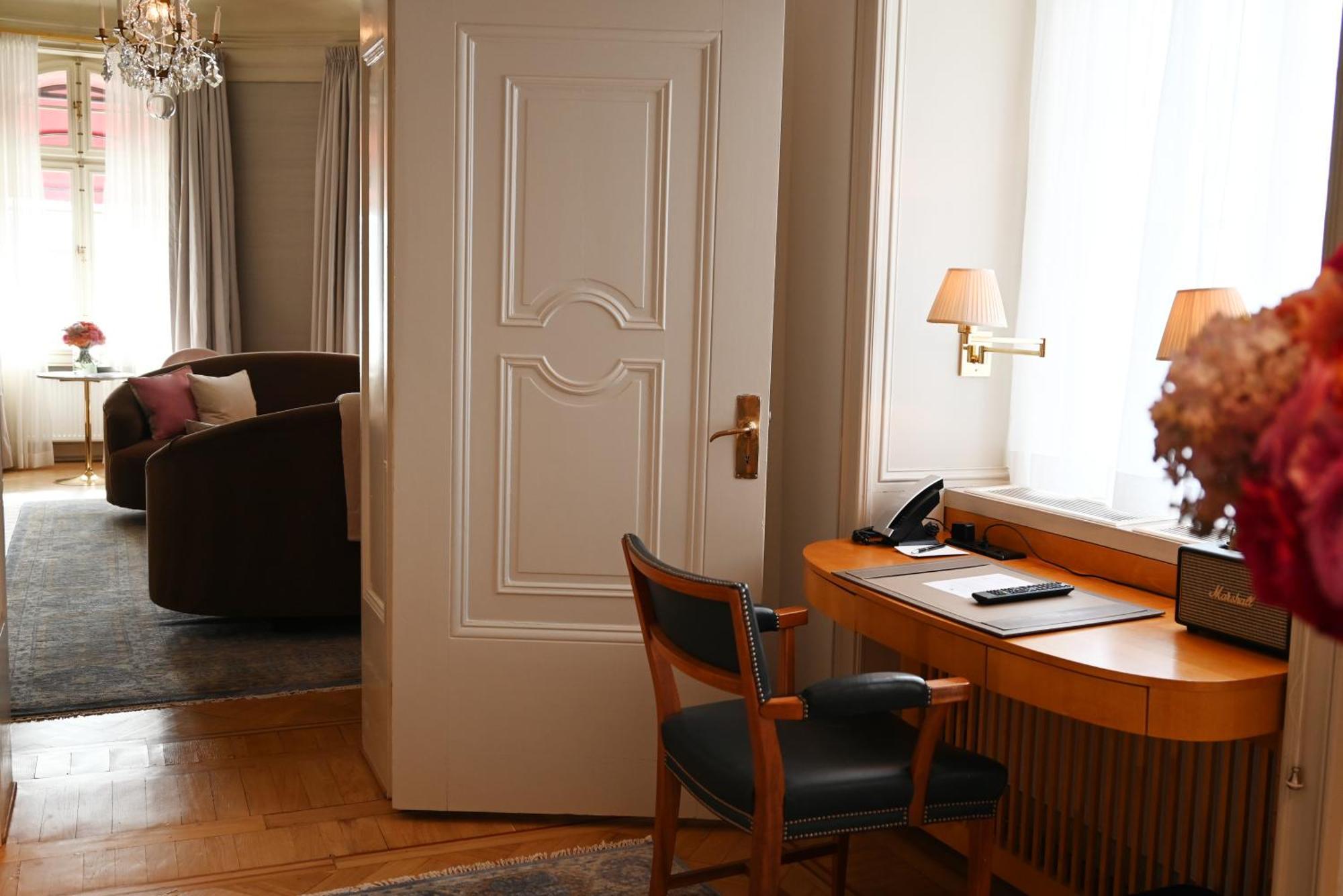 โรงแรมดิโพลแมต สต็อกโฮล์ม ภายนอก รูปภาพ A door in a hotel room