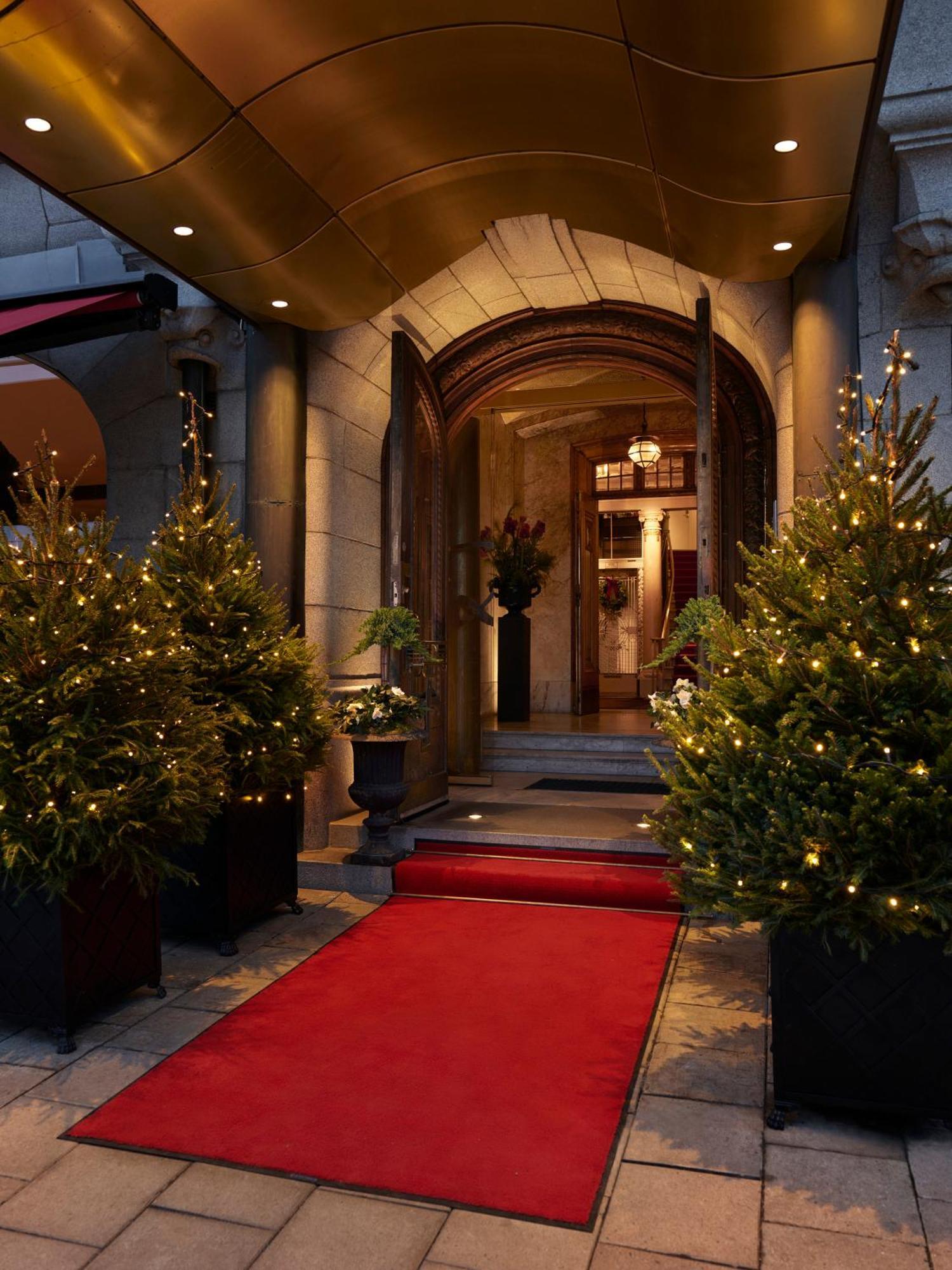 โรงแรมดิโพลแมต สต็อกโฮล์ม ภายนอก รูปภาพ Entrance to the hotel
