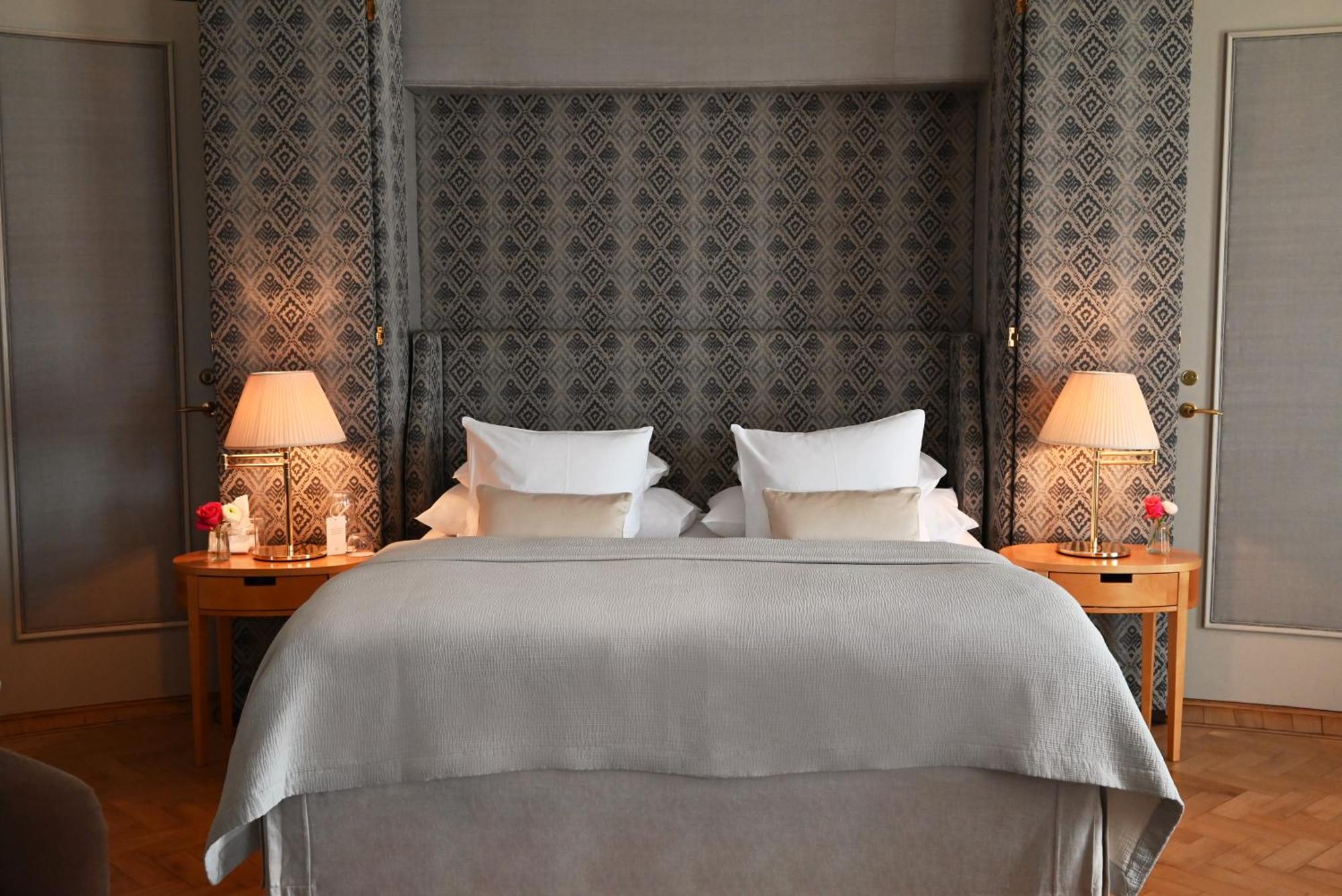 โรงแรมดิโพลแมต สต็อกโฮล์ม ภายนอก รูปภาพ A bed with a headboard