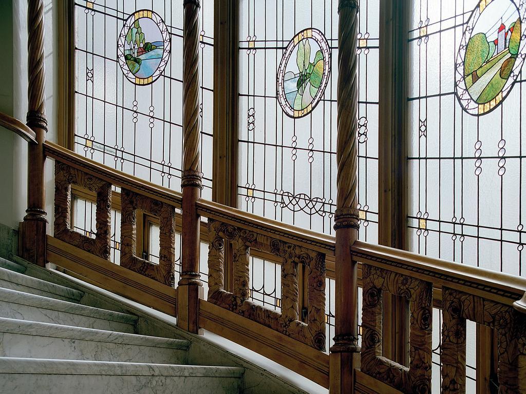 โรงแรมดิโพลแมต สต็อกโฮล์ม ภายนอก รูปภาพ Stained glass windows in the staircase