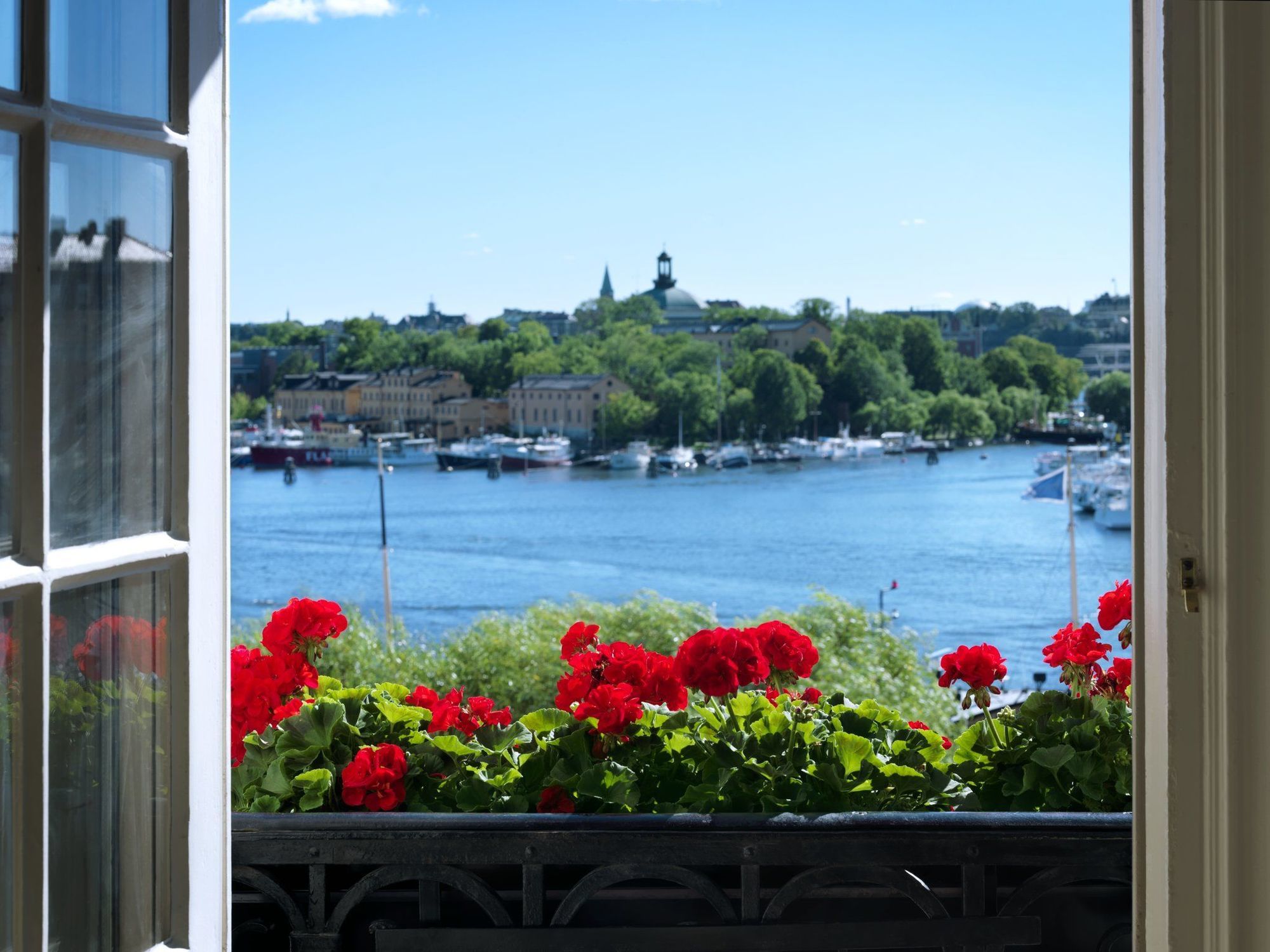 โรงแรมดิโพลแมต สต็อกโฮล์ม ภายนอก รูปภาพ View of the harbour from the hotel