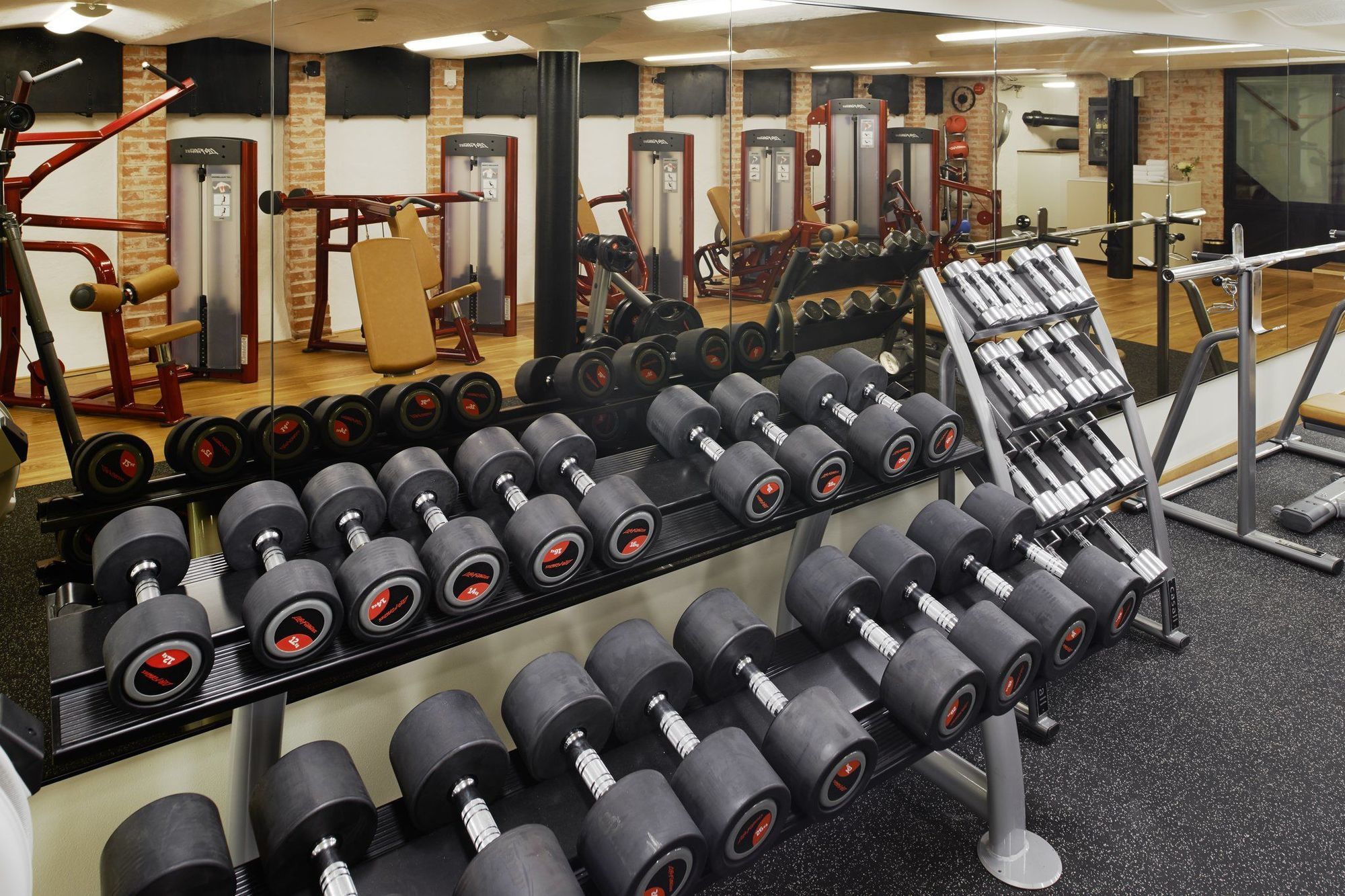โรงแรมดิโพลแมต สต็อกโฮล์ม ภายนอก รูปภาพ The gym at the London Scottish Club